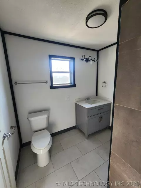 Bath - 400 W Tulsa Ave SE, Spavinaw, OK 74366 photo 5 of 5