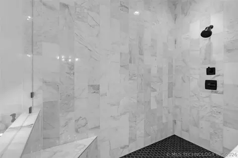 Bath - 1433 E 37th Pl, Tulsa, OK 74105 photo 6 of 11