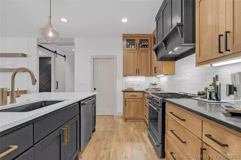 Kitchen - 1433 E 37th Pl, Tulsa, OK 74105 photo 4 of 8