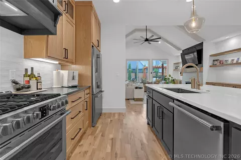 Kitchen - 1433 E 37th Pl, Tulsa, OK 74105 photo 6 of 8