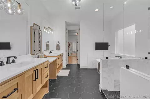 Bath - 1433 E 37th Pl, Tulsa, OK 74105 photo 2 of 11