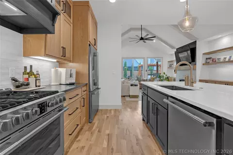 Kitchen - 1433 E 37th Pl, Tulsa, OK 74105 photo 5 of 7