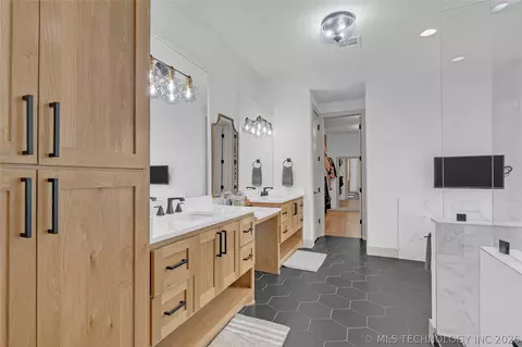 Bath - 1433 E 37th Pl, Tulsa, OK 74105 photo 3 of 11