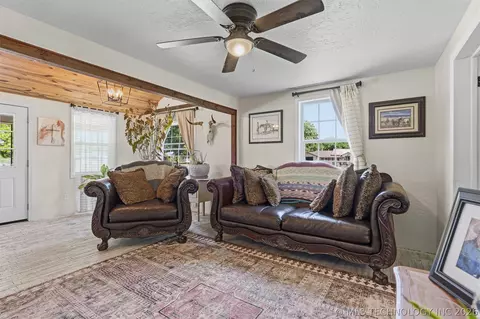 Living - 282353 E 1800 Rd, Comanche, OK 73529 photo 3 of 3