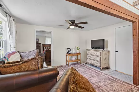Living - 282353 E 1800 Rd, Comanche, OK 73529 photo 2 of 3