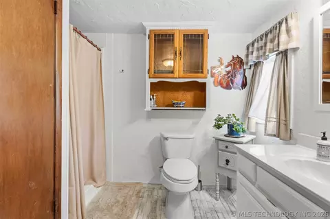 Bath - 282353 E 1800 Rd, Comanche, OK 73529 photo 1 of 1