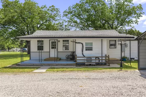 Exterior - 282353 E 1800 Rd, Comanche, OK 73529 photo 4 of 7