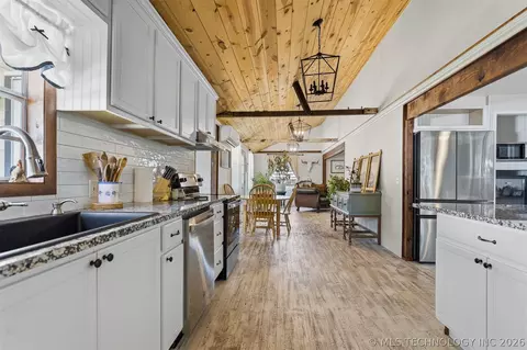 Kitchen - 282353 E 1800 Rd, Comanche, OK 73529 photo 6 of 7