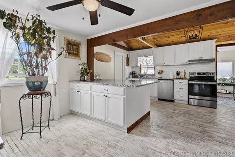 Kitchen - 282353 E 1800 Rd, Comanche, OK 73529 photo 5 of 7