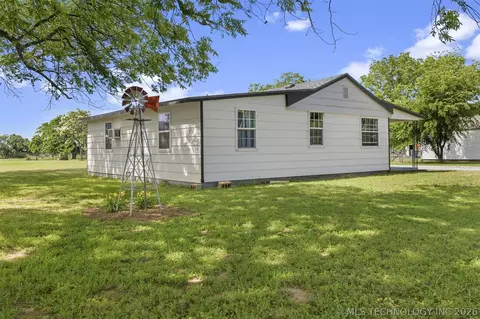 Exterior - 282353 E 1800 Rd, Comanche, OK 73529 photo 5 of 7