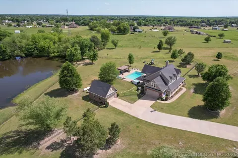 2406 E Fairfield Ct, Oologah, OK 74053