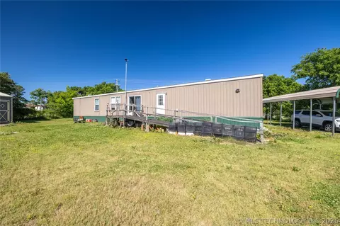 320 E 10th St, Okemah, OK 74859 photo 2