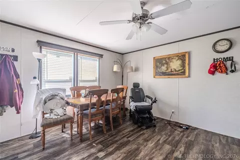 320 E 10th St, Okemah, OK 74859 photo 6