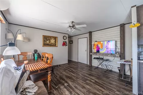 320 E 10th St, Okemah, OK 74859 photo 7