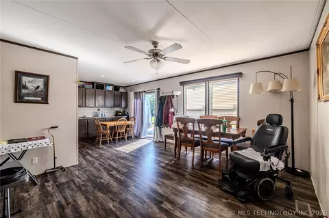 320 E 10th St, Okemah, OK 74859 photo 5