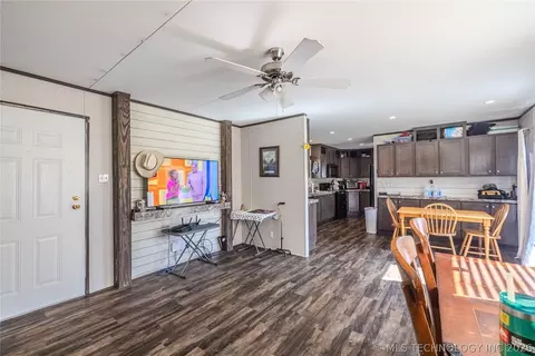 320 E 10th St, Okemah, OK 74859 photo 8