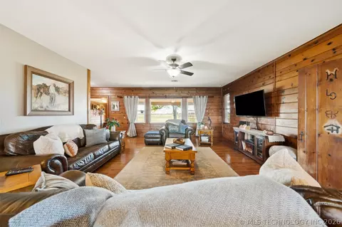 Living - 19190 W 6th St N, Haskell, OK 74436 photo 3 of 6