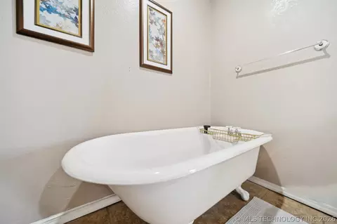 Bath - 19190 W 6th St N, Haskell, OK 74436 photo 1 of 6