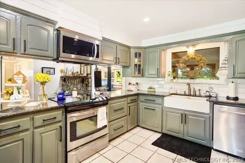 Kitchen - 563 Black Tern Ln, Idabel, OK 74745 photo 2 of 4