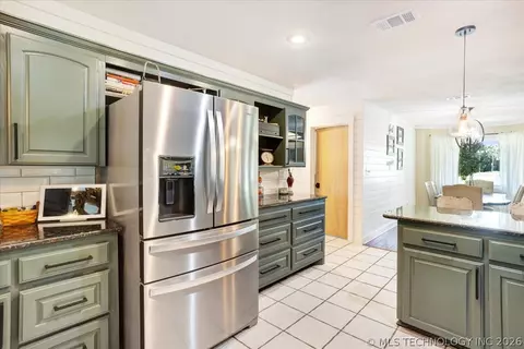 Kitchen - 563 Black Tern Ln, Idabel, OK 74745 photo 3 of 4