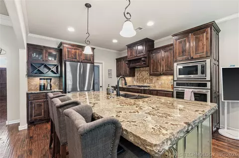 Kitchen - 2813 W Edgewater St, Broken Arrow, OK 74012 photo 3 of 4