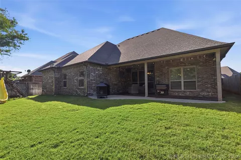 Exterior - 2813 W Edgewater St, Broken Arrow, OK 74012 photo 7 of 12