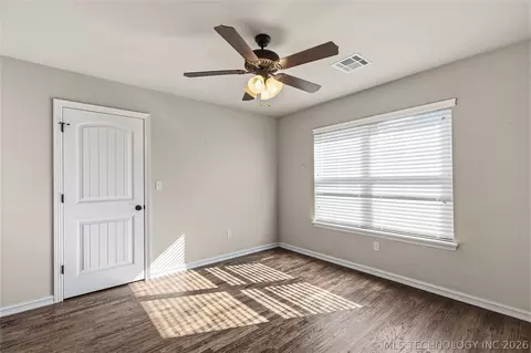 Bedroom - 2813 W Edgewater St, Broken Arrow, OK 74012 photo 6 of 6