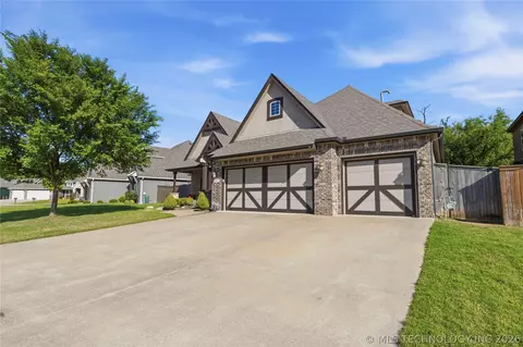 Exterior - 2813 W Edgewater St, Broken Arrow, OK 74012 photo 3 of 12