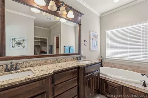Bath - 2813 W Edgewater St, Broken Arrow, OK 74012 photo 2 of 6