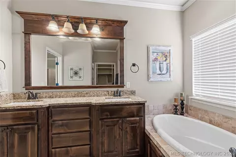 Bath - 2813 W Edgewater St, Broken Arrow, OK 74012 photo 4 of 6