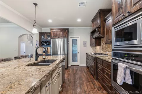 Kitchen - 2813 W Edgewater St, Broken Arrow, OK 74012 photo 2 of 4