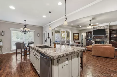 Kitchen - 2813 W Edgewater St, Broken Arrow, OK 74012 photo 4 of 4