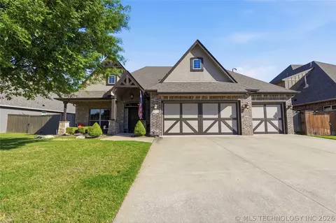 Exterior - 2813 W Edgewater St, Broken Arrow, OK 74012 photo 2 of 12