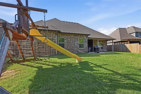 Exterior - 2813 W Edgewater St, Broken Arrow, OK 74012 photo 11 of 12