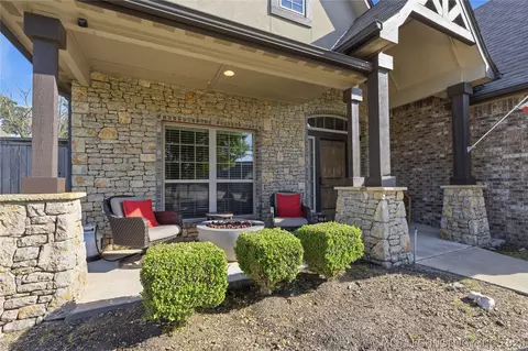 Exterior - 2813 W Edgewater St, Broken Arrow, OK 74012 photo 5 of 12