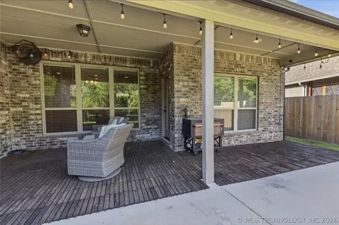 Exterior - 2813 W Edgewater St, Broken Arrow, OK 74012 photo 8 of 12