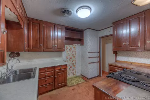 Kitchen - 8925 E 15th St, Tulsa, OK 74112 photo 4 of 5