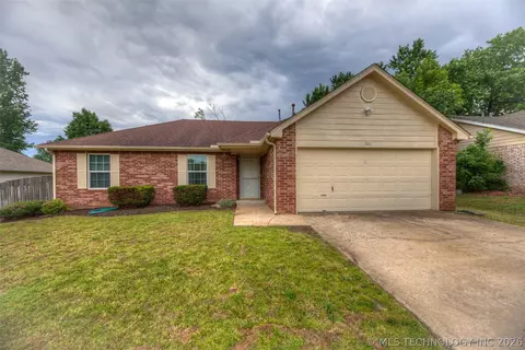 211 W Utica Pl, Broken Arrow, OK 74011