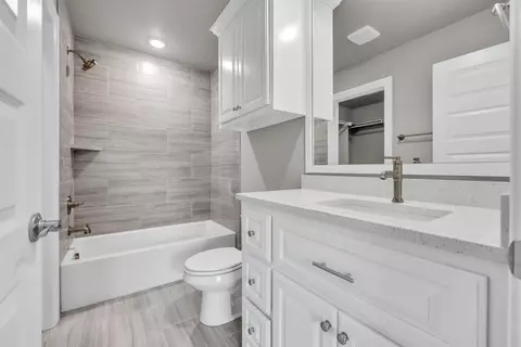 Bath - 2913 E Northampton St, Broken Arrow, OK 74014 photo 1 of 5