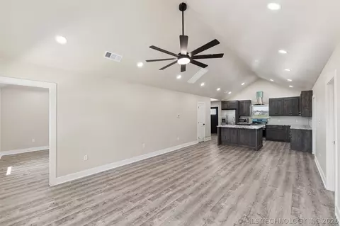 Living - 239 E 500 Rd, Pryor, OK 74361 photo 1 of 3