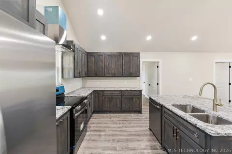 Kitchen - 239 E 500 Rd, Pryor, OK 74361 photo 1 of 2