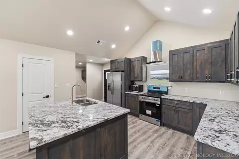Kitchen - 239 E 500 Rd, Pryor, OK 74361 photo 2 of 2