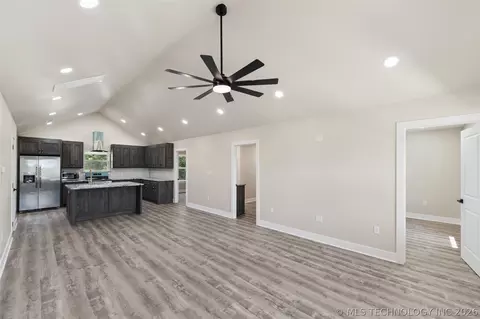 Living - 239 E 500 Rd, Pryor, OK 74361 photo 2 of 3