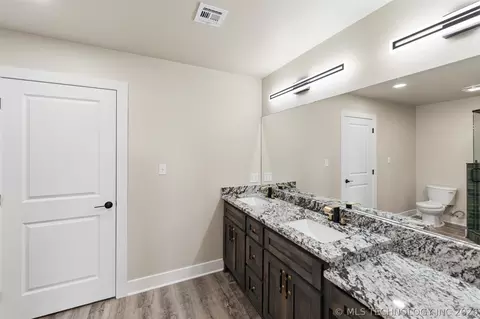 Bath - 239 E 500 Rd, Pryor, OK 74361 photo 6 of 9
