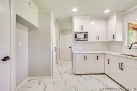 Kitchen - 10185 E 22nd Pl, Tulsa, OK 74129 photo 2 of 5