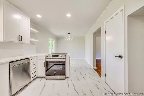 Kitchen - 10185 E 22nd Pl, Tulsa, OK 74129 photo 4 of 5