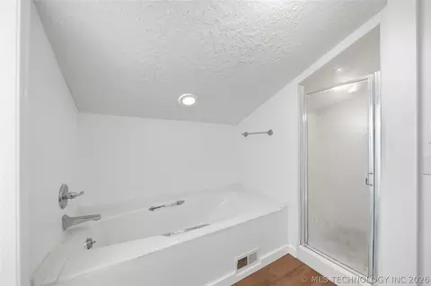 Bath - 3928 E 60th Pl, Tulsa, OK 74135 photo 5 of 12