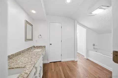 Bath - 3928 E 60th Pl, Tulsa, OK 74135 photo 4 of 12