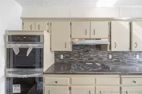 Kitchen - 3928 E 60th Pl, Tulsa, OK 74135 photo 3 of 6