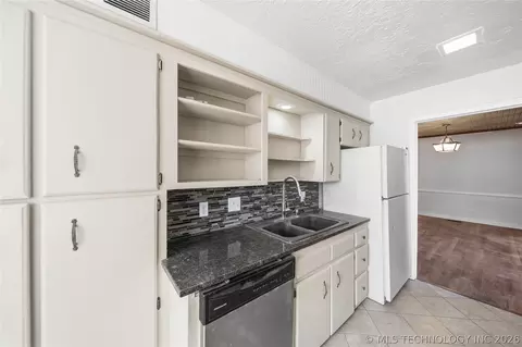 Kitchen - 3928 E 60th Pl, Tulsa, OK 74135 photo 2 of 6